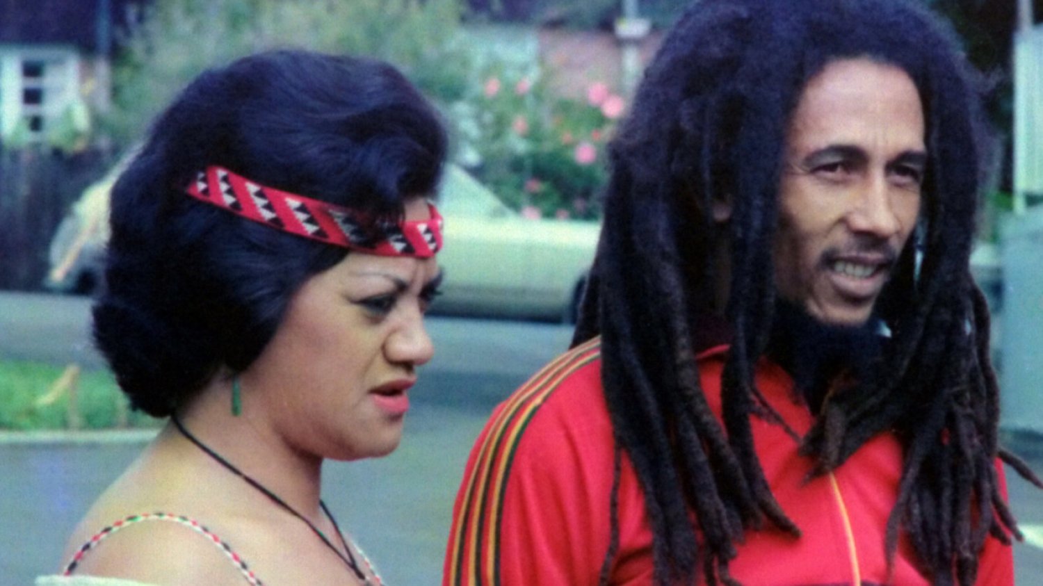 Bob Marley witany przez jedną z fanek chwilę po przyjeździe do Nowej Zelandii (trasa koncertowa "Babylon by Bus Tour", 1979 r.)