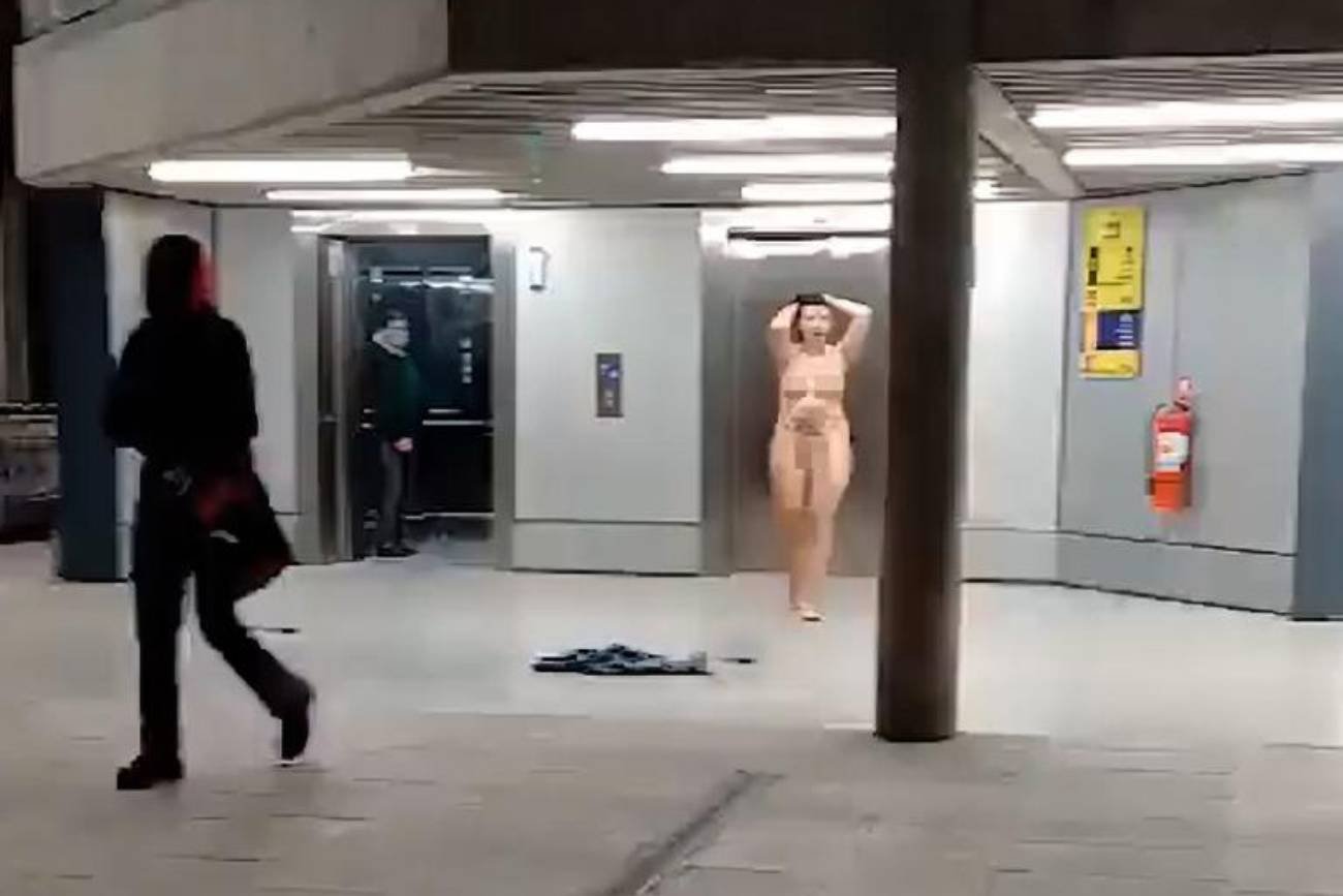 Naga kobieta biegała po lotnisku. Wcześniej brała grzybki