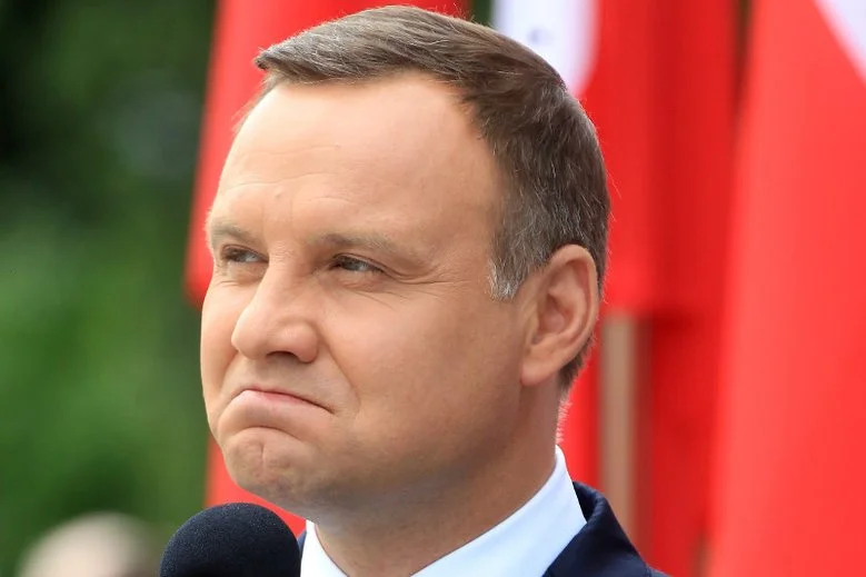 Adam Szłapka z Nowoczesnej na Twitterze celnie podsumował słynne zdjęcie Andrzeja Dudy i Donalda Trumpa.