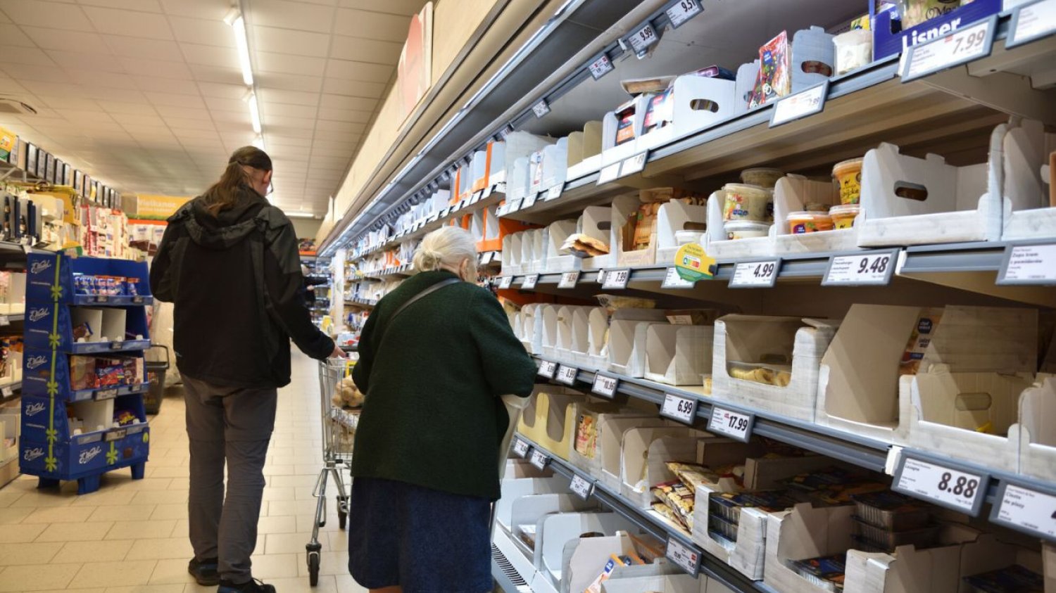 Czesi zakupy robią w Polsce. Bez tych produktów nie mogą się obejść. Czesi tłumnie przyjeżdżają na zakupy do Polski. Przyciągają ich ceny masła oraz produkty świąteczne.