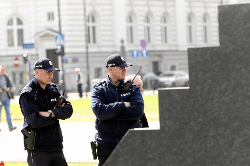 Policjanci dzień i noc pilnują pomnika ofiar katastrofy smoleńskiej.