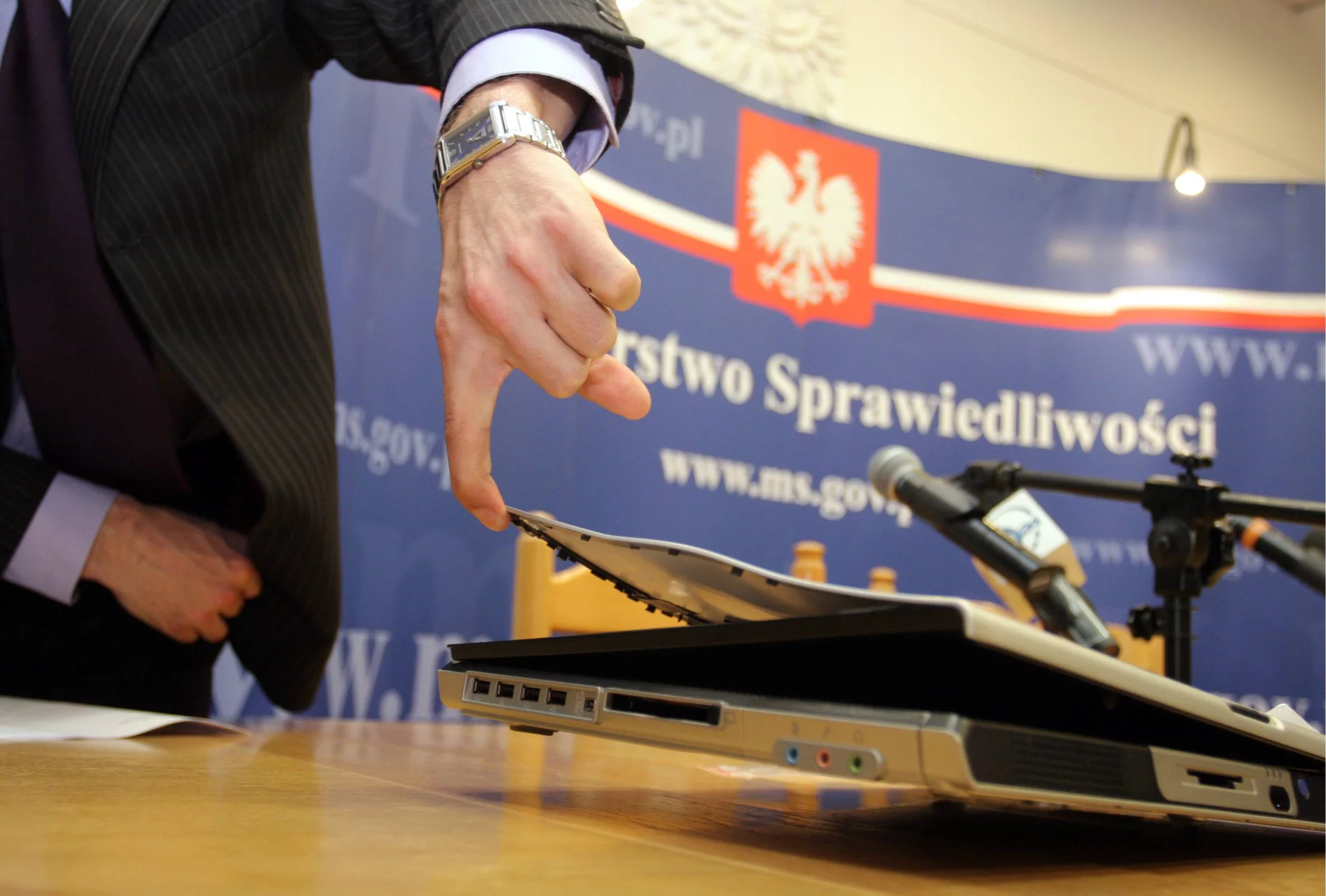 Luty 2008, konferencja w resorcie sprawiedliwości z prezentacją uszkodzonych laptopów ministra Ziobry i jego asystenta.