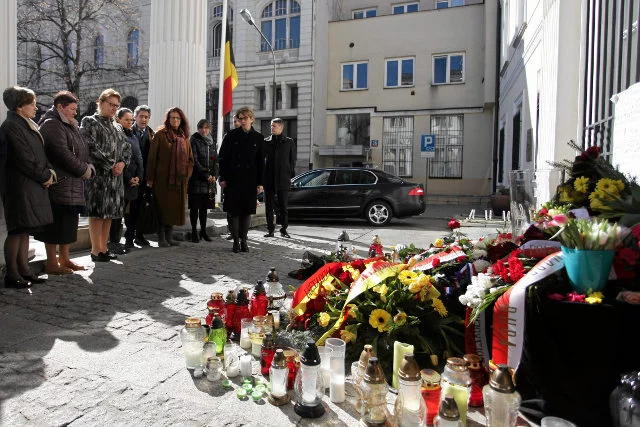 Złożenie kwiatów pod ambasadą Belgii