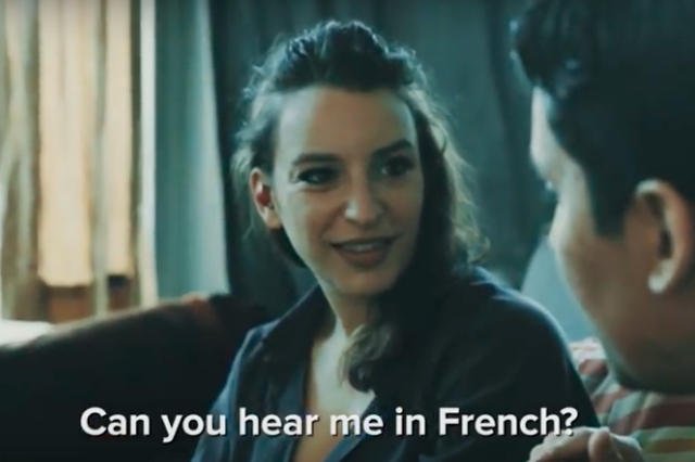 The Pilot tłumaczy w czasie rzeczywistym język francuski, angielski, hiszpański i włoski.