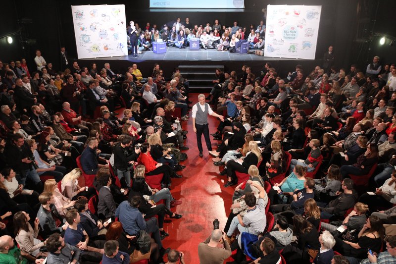 Na spotkanie z Robertem Biedroniem w Warszawie przyszły setki osób.