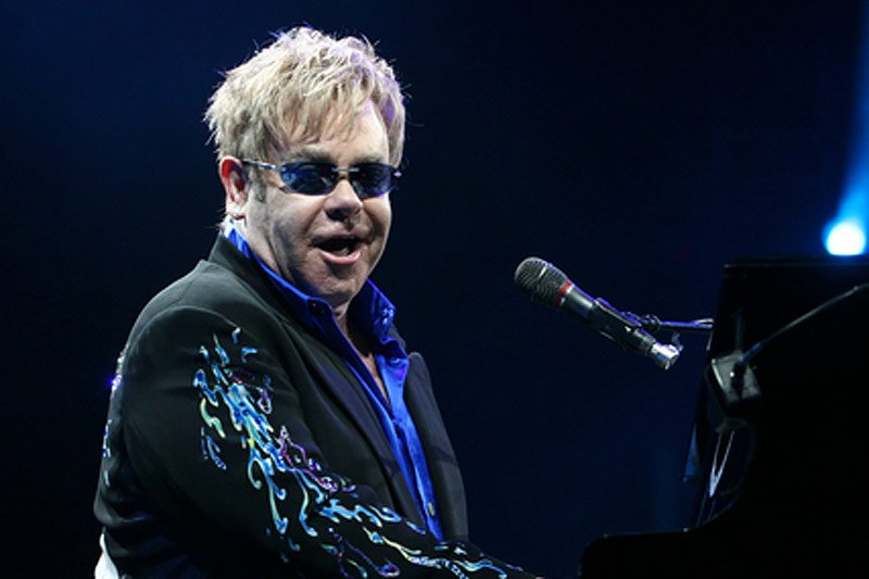 Elton John wzywa do bojkotu marki Dolce & Gabbana po wypowiedzi włoskich projektantów, w której ci skrytykowali chęć posiadania dzieci przez pary homoseksualne.