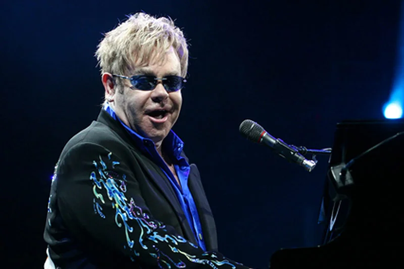 Elton John wzywa do bojkotu marki Dolce & Gabbana po wypowiedzi włoskich projektantów, w której ci skrytykowali chęć posiadania dzieci przez pary homoseksualne.