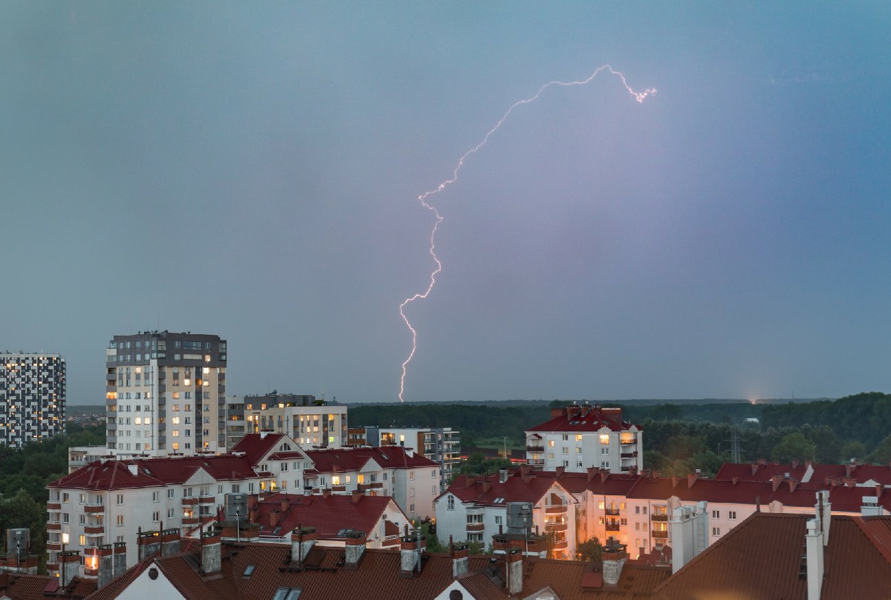 Pogoda na weekend pozostawia wiele do życzenia. IMGW wydał serię alertów.
