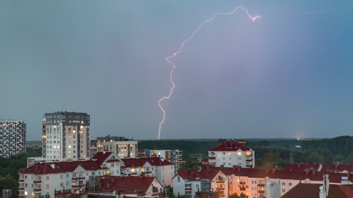 Pogoda na weekend pozostawia wiele do życzenia. IMGW wydał serię alertów.