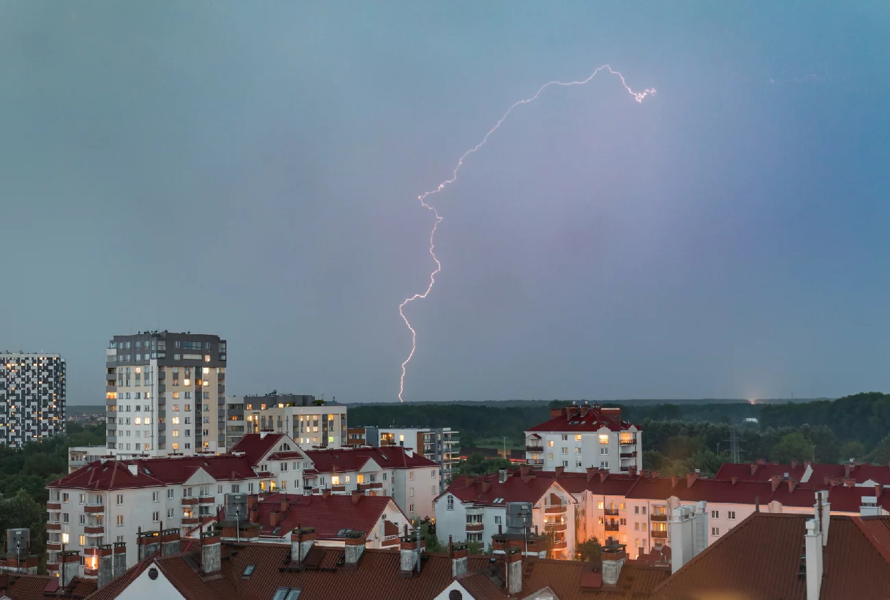 Pogoda na weekend pozostawia wiele do życzenia. IMGW wydał serię alertów.