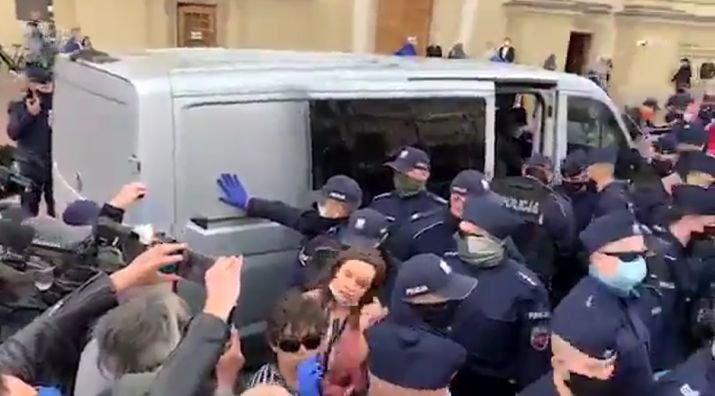 Klaudia Jachira w czasie protestu przedsiębiorców. Posłanka pokazała, jak potraktowała ją policja.