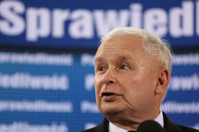 PiS stracił 3 punkty w porównaniu z poprzednim sondażem. Teraz może liczyć na 30 proc. poparcia