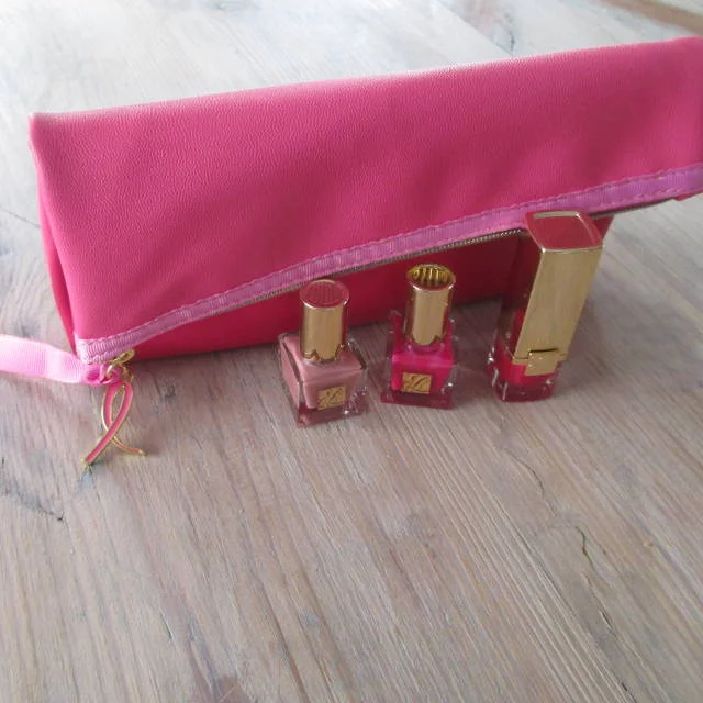 Zestaw: kosmetyczka, szminka i dwa lakiery od Estee Lauder, z różową wstążką