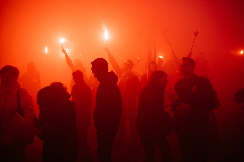 Policja poszukuje osób, które odpaliły race na Marszu Niepodległości 2018 roku (zdjęcie poglądowe)