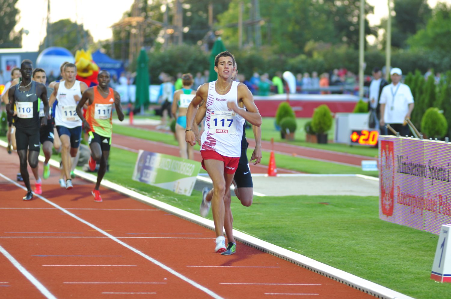 Artur Kuciapski w trakcie biegu na 800 m w 2012 roku