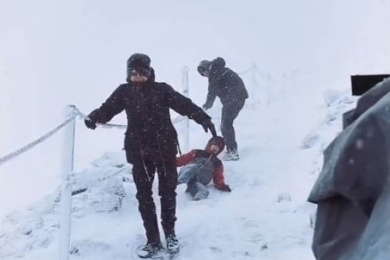 Nieodpowiedzialni turyści ledwo zeszli ze Śnieżki. GOPR ostrzega [FILMIK]