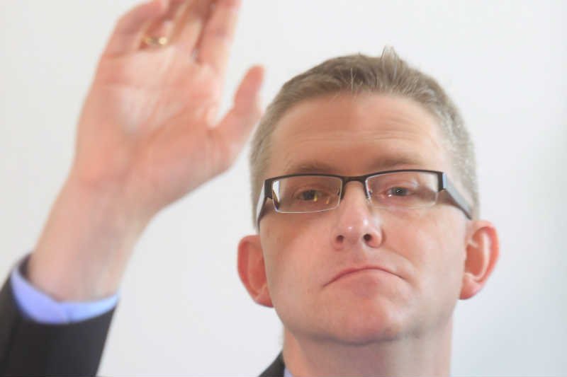 Grzegorz Braun wykorzystuję kandydowanie na prezydenta do głoszenia spiskowych teorii dziejów.