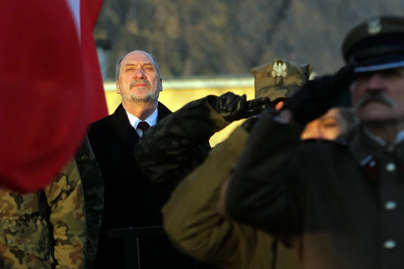 Według Macierewicza, zmiana w armii była odpowiedzią na "błędny system" Komorowskiego, Siemoniaka i Kozieja.