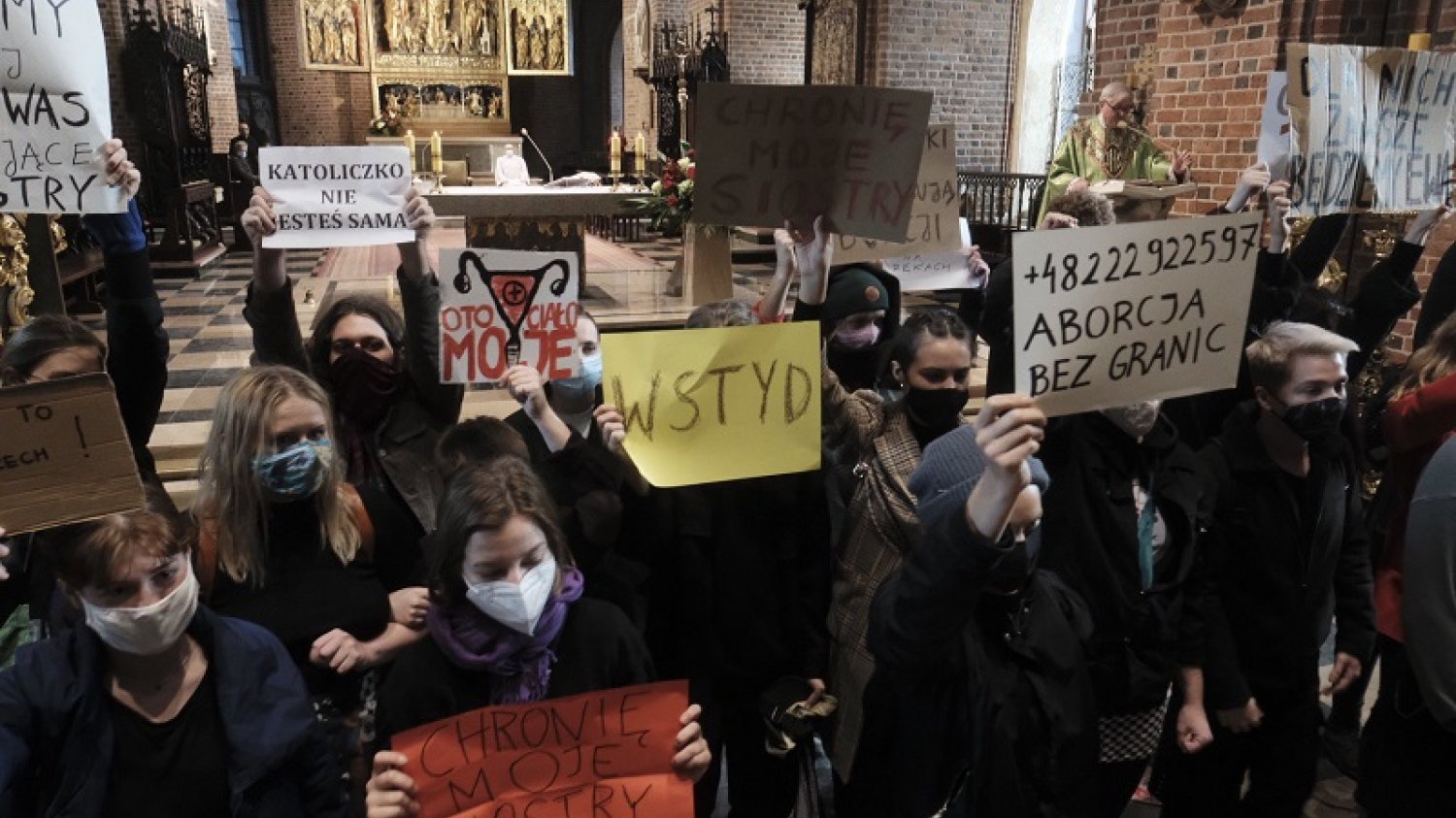 Protestujące kobiety weszły do poznańskiej katedry.