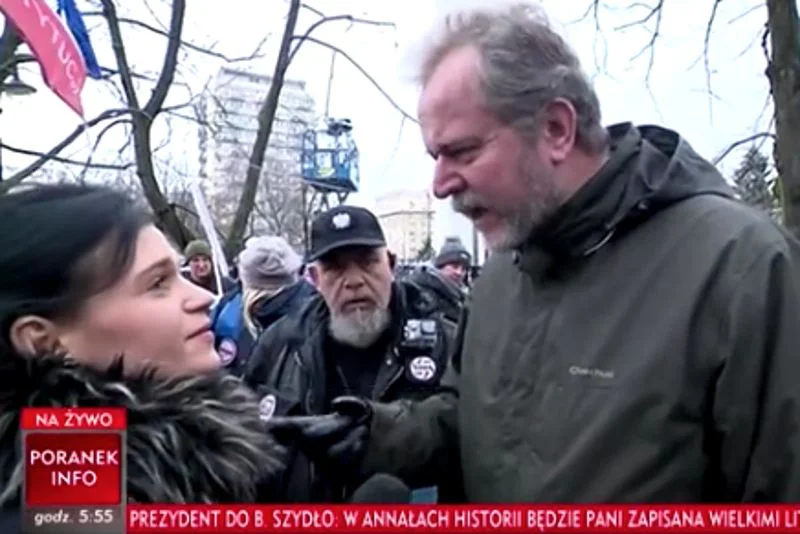 Reporterka Anna Machińska podczas piątkowej manifestacji przed Sejmem.