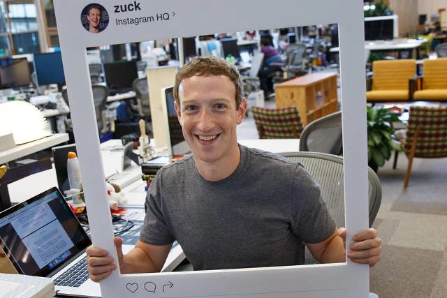 Mark Zuckerberg zakrywa taśmą klejącą kamerkę laptopa. Boi się ataków cyberprzestępców?