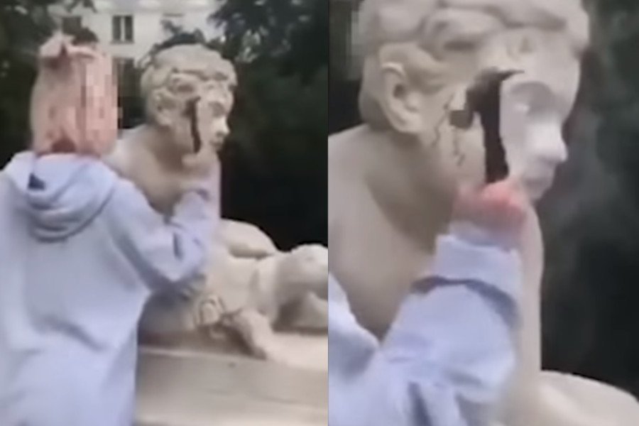 Młoda kobieta kilka razy uderzyła w rzeźbę młotkiem