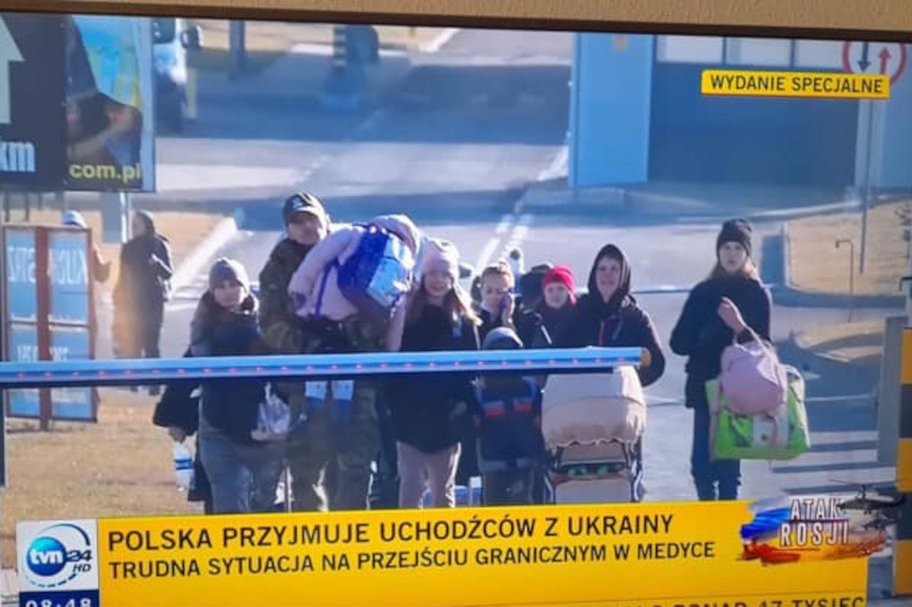 Ta scena na przejściu granicznym staje się symboliczną.