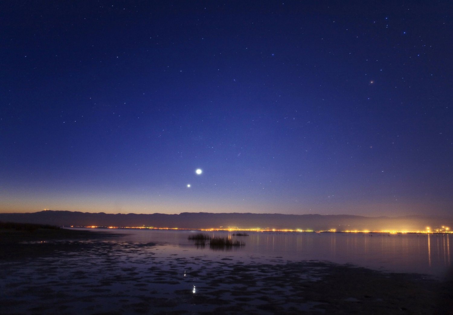 Tak wyglądało zbliżenie Wenus i Jowisza nad polskim Sejmem w 2012 roku.