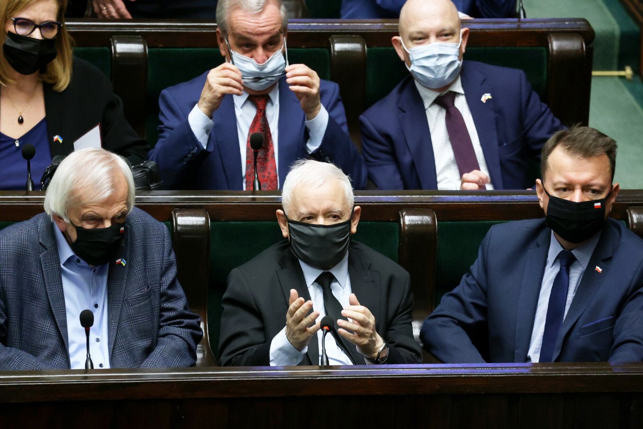 Zjednoczona Prawica nadal ma najwyższe poparcie, ale zaliczyła też spadek