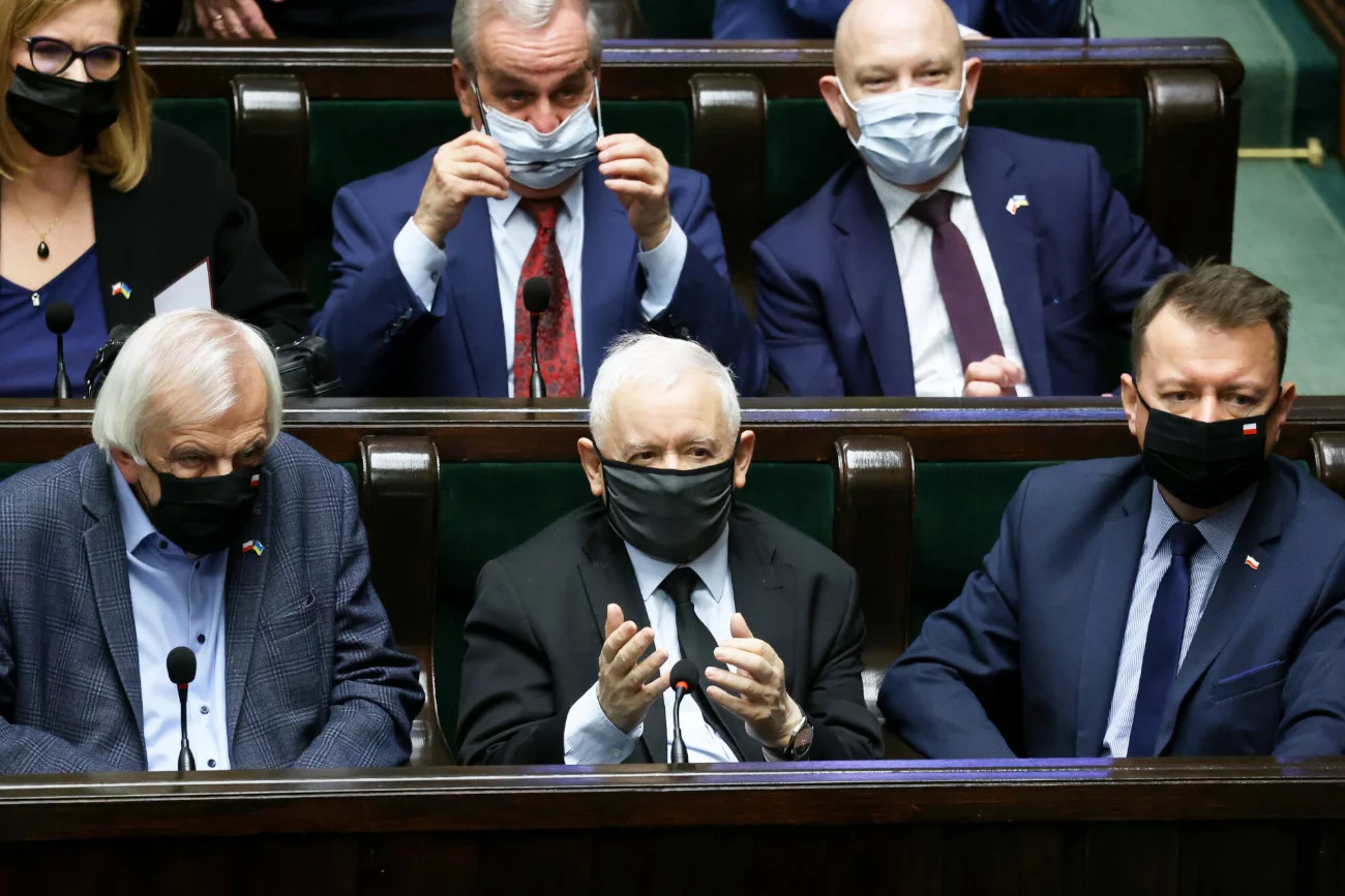Zjednoczona Prawica nadal ma najwyższe poparcie, ale zaliczyła też spadek
