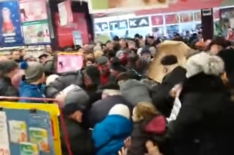 Ludzie tratowali się w Carrefourze w Chełmie. Wszystko przez promocje na cukier. "Kobieta za mną upadła"