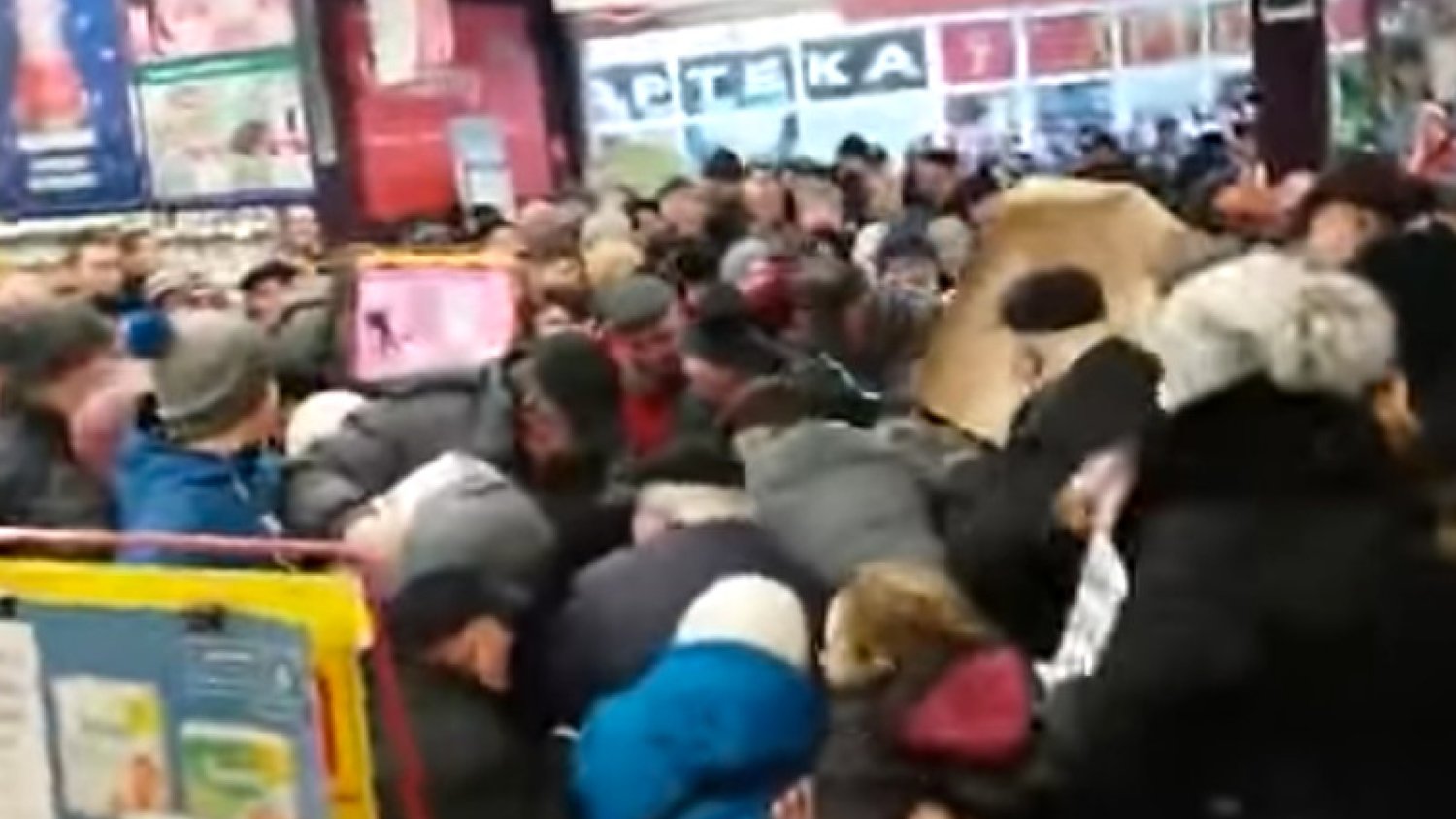 Ludzie tratowali się w Carrefourze w Chełmie. Wszystko przez promocje na cukier. "Kobieta za mną upadła"