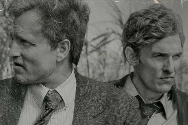 "Detektyw" rozpoczyna się od nierozwiązanej sprawy morderstwa Dory Lange, nad którą pracowało dwóch detektywów: Martin Hart (Woody Harrelson) i Rust Cohle (Matthew McConaughey).