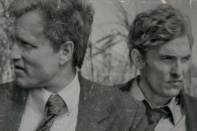 "Detektyw" rozpoczyna się od nierozwiązanej sprawy morderstwa Dory Lange, nad którą pracowało dwóch detektywów: Martin Hart (Woody Harrelson) i Rust Cohle (Matthew McConaughey).