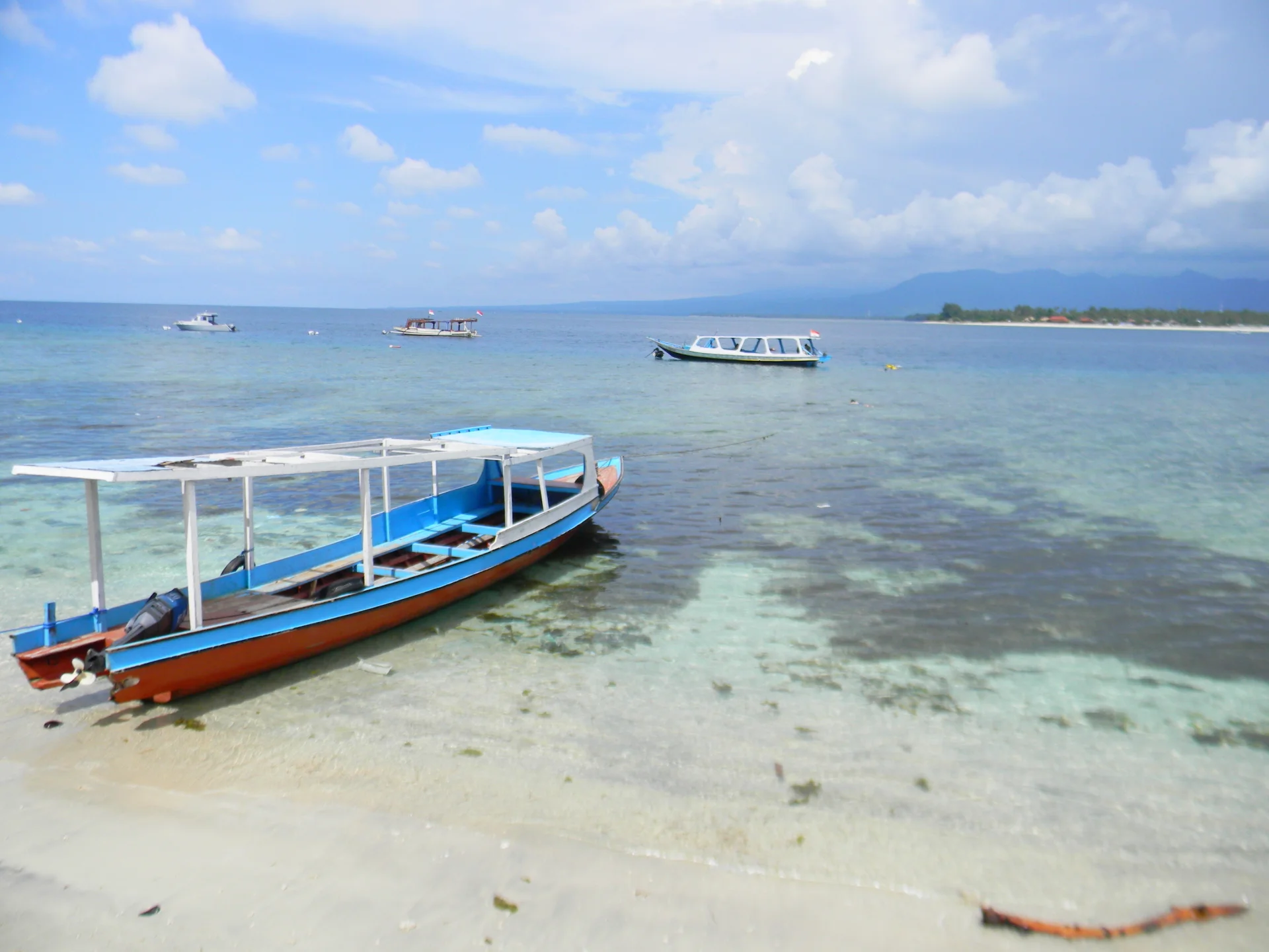 Widok z restauracji przy wschodnim wybrzeżu. W oddali góry na wyspie Lombok.