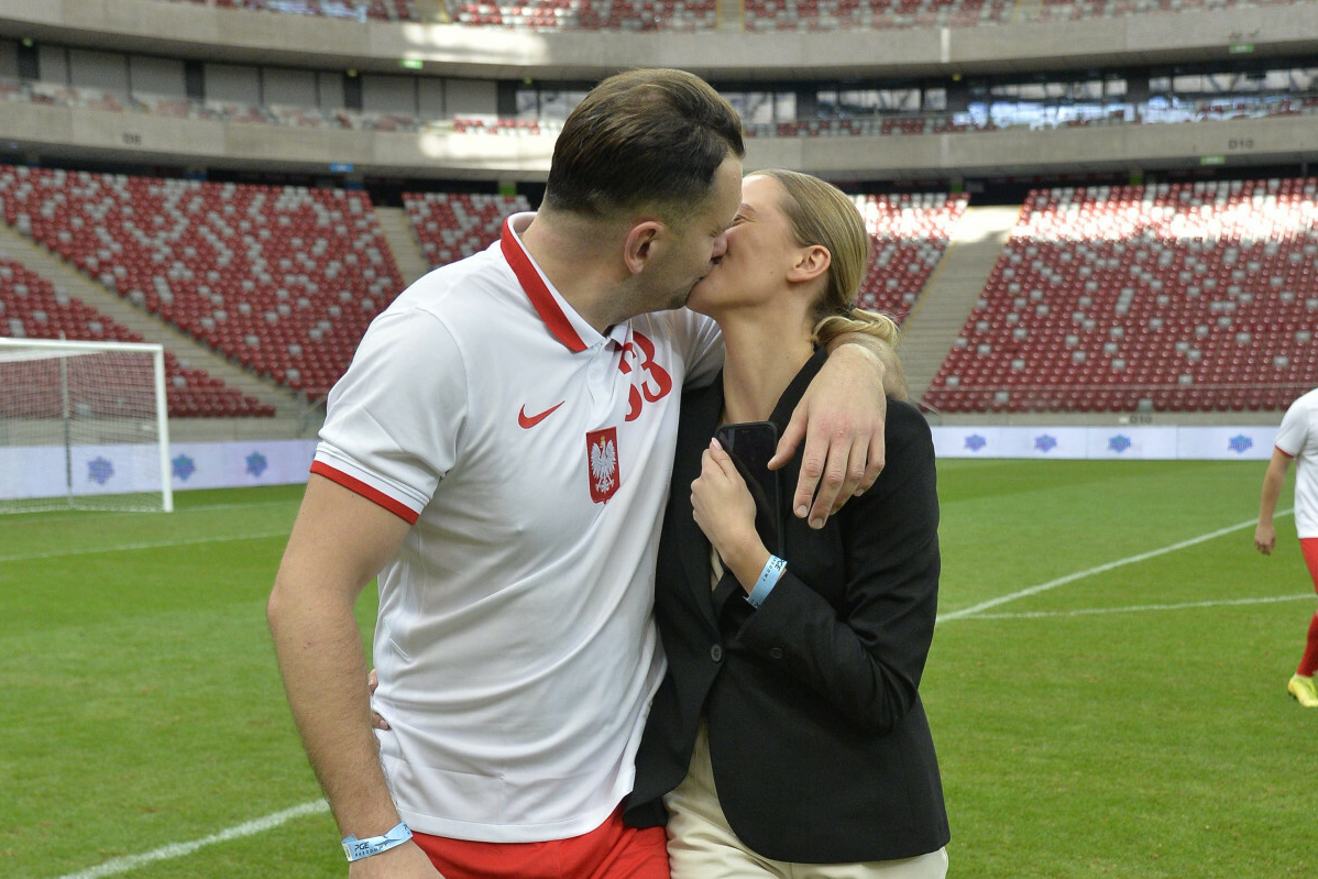 Łukasz Mejza wrzucił zdjęcie nagiej partnerki w ciąży.