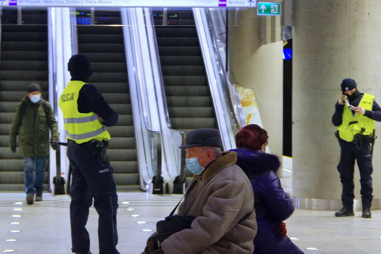 Nawet czterokrotną podwyżkę mandatów za brak maseczek ma zakładać nowy projekt, który w Sejmie złożyli posłowie Prawa i Sprawiedliwości.