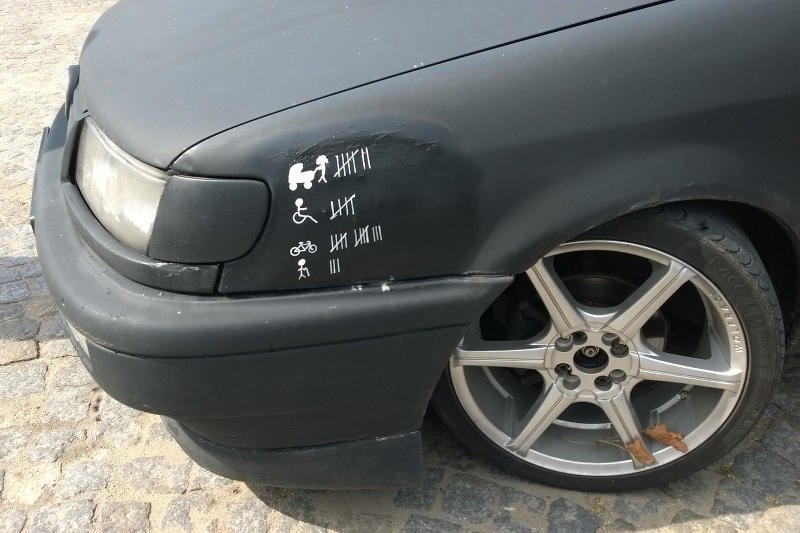 Kierowca wylicza swoje "ofiary" na masce auta. Policja: "Bezmyślność jest zatrważająca"