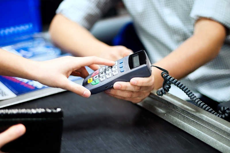 Sejm obniżył opłaty za płacenie [url=http://shutr.bz/16YfGqP]kartami kredytowymi[/url].