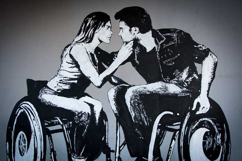 Graffiti przedstawiające niepełnosprawnych pojawiły się w Warszawie.