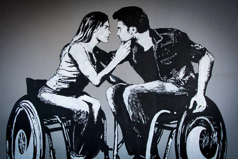 Graffiti przedstawiające niepełnosprawnych pojawiły się w Warszawie.