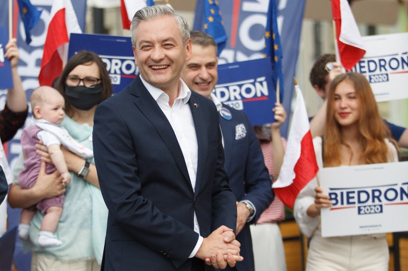 Sondaże przed wyborami prezydenckimi dają Robertowi Biedroniowi 2-3 proc. poparcia.