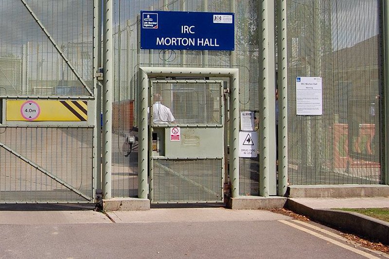 Polak popełnił samobójstwo w podobnym do tego ośrodku dla imigrantów pod Londynem. Brytyjskie MSW nie ujawnia szczegółów śmierci osadzonych.