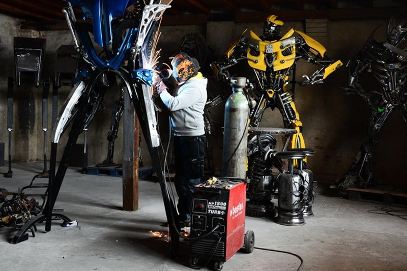 Sebastian Kucharski w swojej "Fabryce robotów". Budowlaniec wrócił do młodzieńczej fascynacji twórczością s-f. Żyje z tworzenia rzeźb robotów. Najwięcej klientów jest spoza Polski.