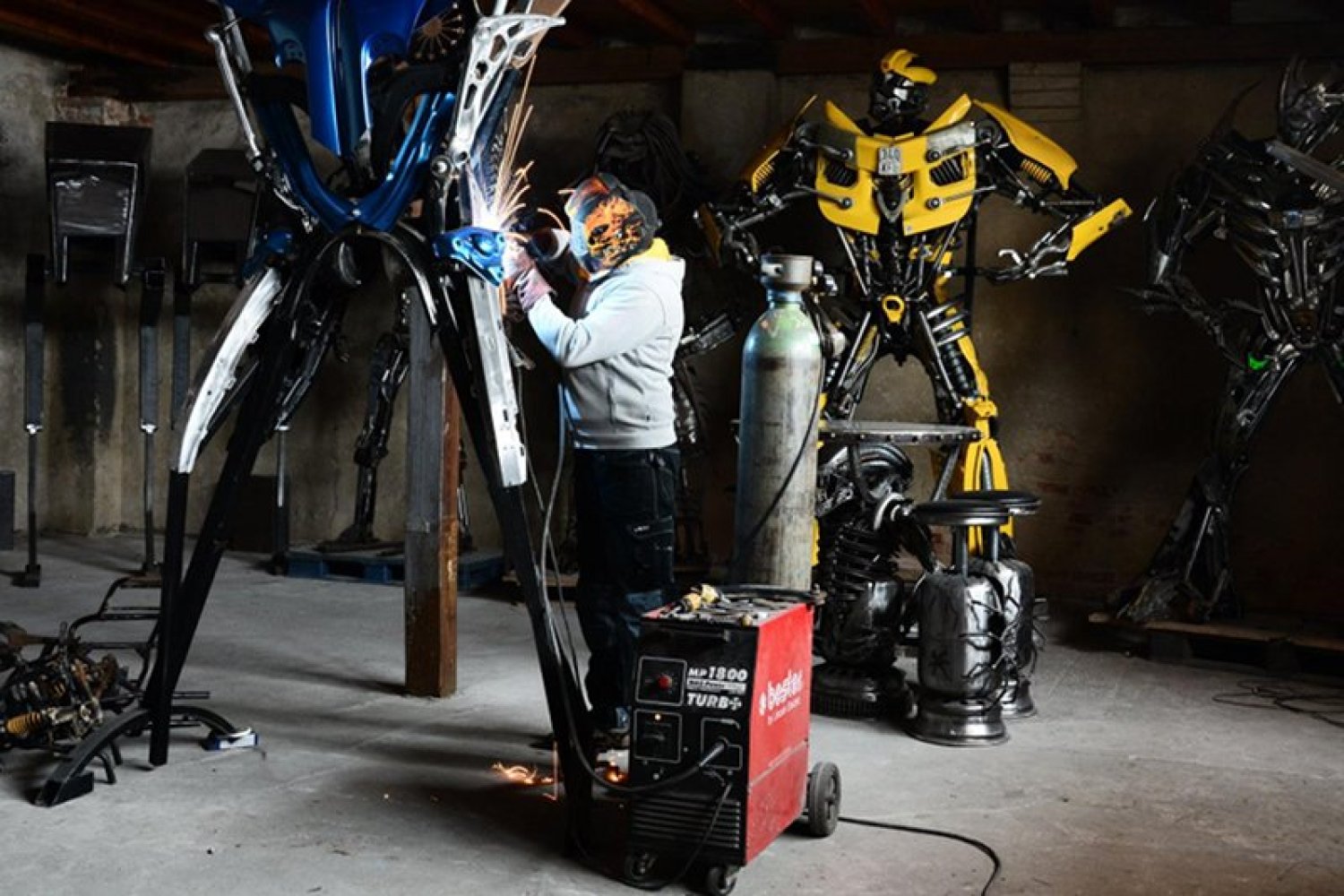 Sebastian Kucharski w swojej "Fabryce robotów". Budowlaniec wrócił do młodzieńczej fascynacji twórczością s-f. Żyje z tworzenia rzeźb robotów. Najwięcej klientów jest spoza Polski.