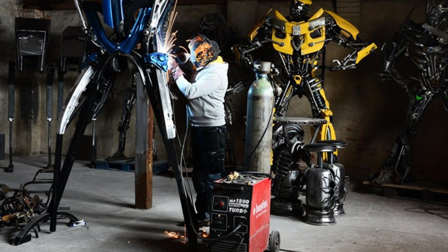 Sebastian Kucharski w swojej "Fabryce robotów". Budowlaniec wrócił do młodzieńczej fascynacji twórczością s-f. Żyje z tworzenia rzeźb robotów. Najwięcej klientów jest spoza Polski.