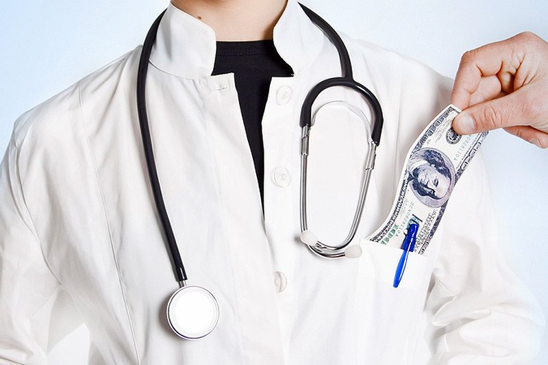 Naukowcy zajmujący się analizą leków piszą to, za co płacą im koncerny farmaceutyczne?