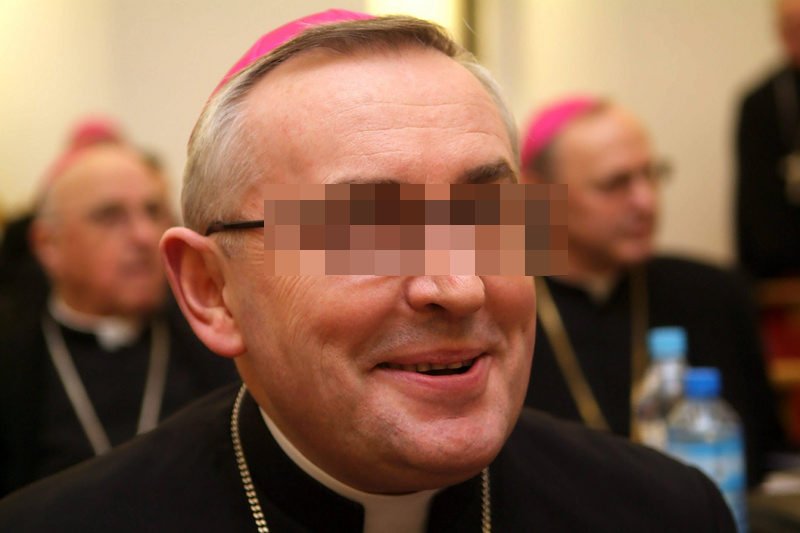 Biskup Piotr J. usłyszał zarzuty za jazdę pod wpływem alkoholu