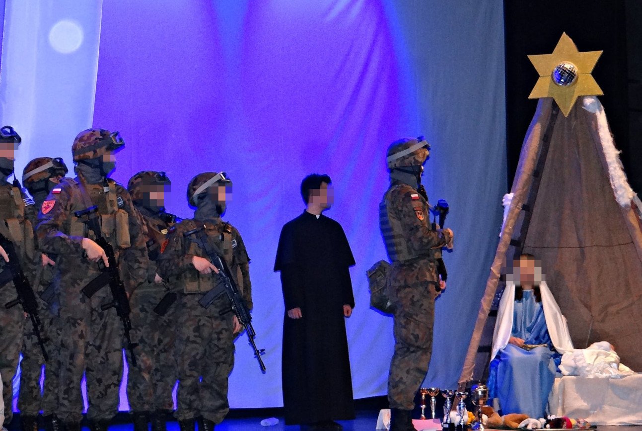 "Żołnierze przyszli się pokłonić Jezuskowi". Kontrowersyjne jasełka w Ełku.