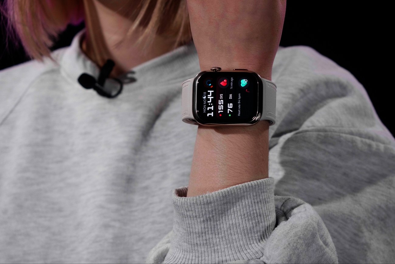 HUAWEI WATCH D2 to najnowsza odsłona zaawansowanego smartwatcha zdrowotnego z przełomowym rozwiązaniem. Jest nim funkcja automatycznego pomiaru ciśnienia tętniczego.